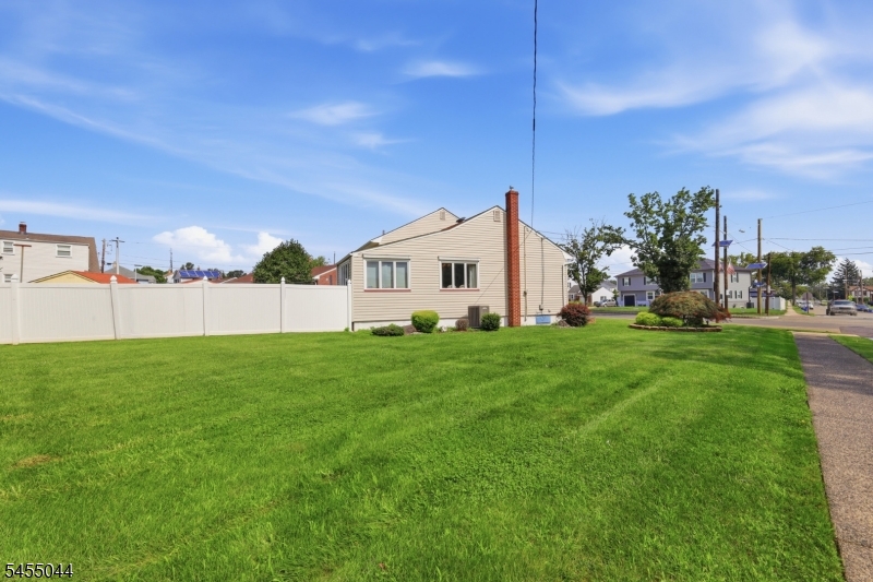 381 Carteret Ave