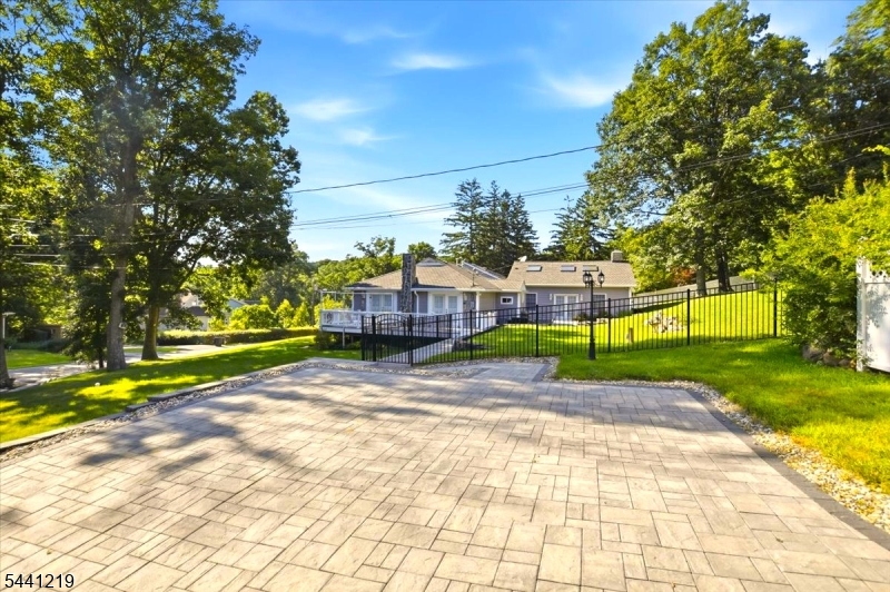 66 Minnisink Rd