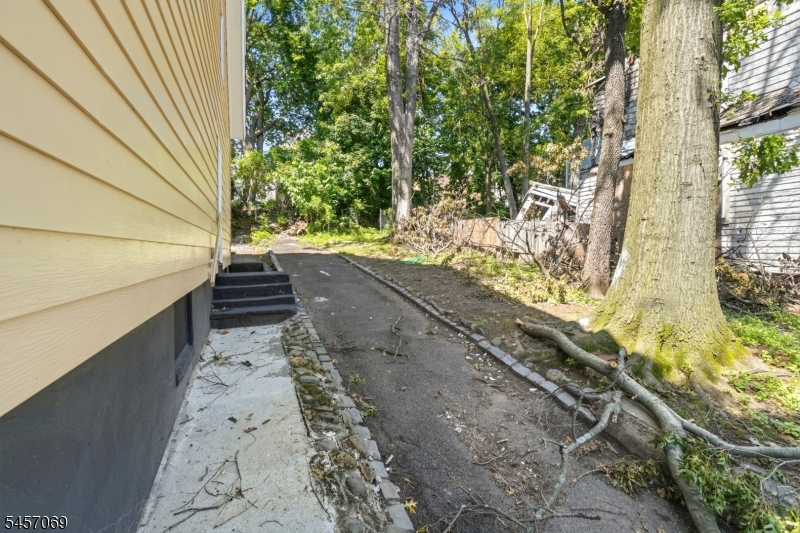 299 Smith St
