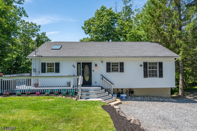 38 Oneida Ave