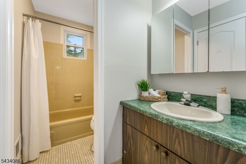 10 Lynnfield Ter