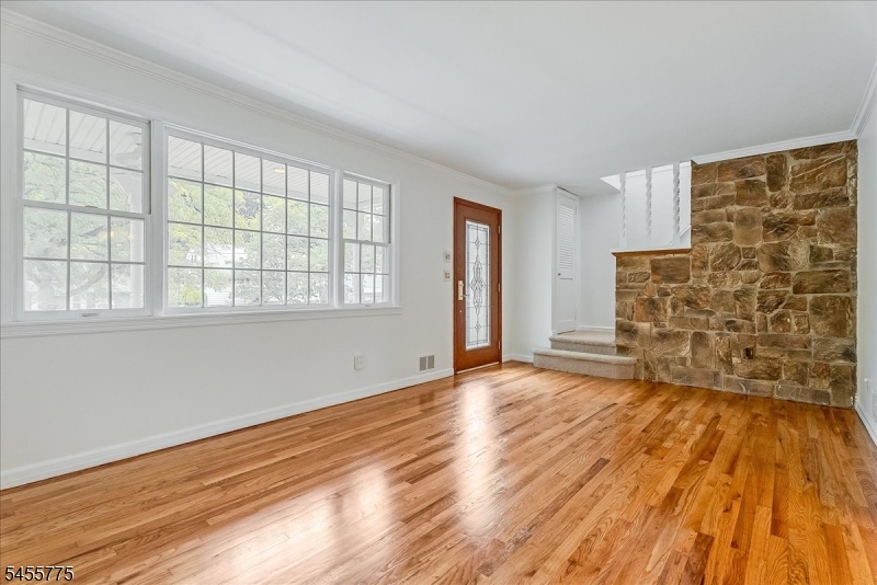 15 Oak Ln
