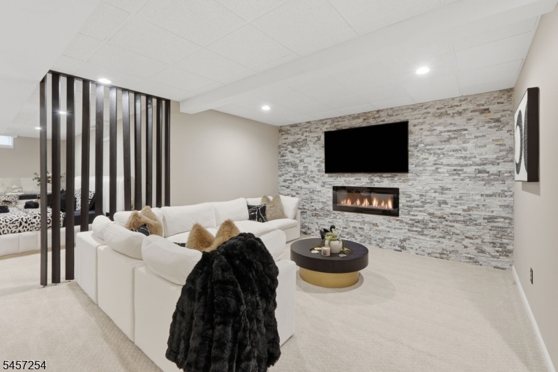 2 Butternut Ln