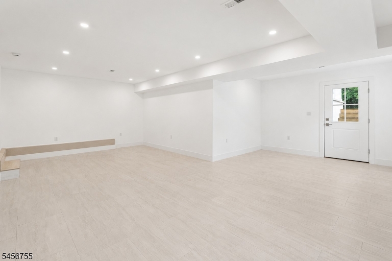 941 Lincoln Ave E