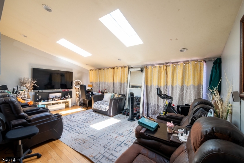 233 Nesbit Ter
