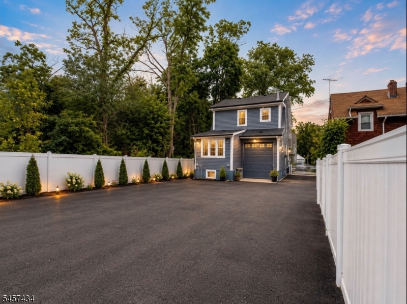638 Argyle Ave