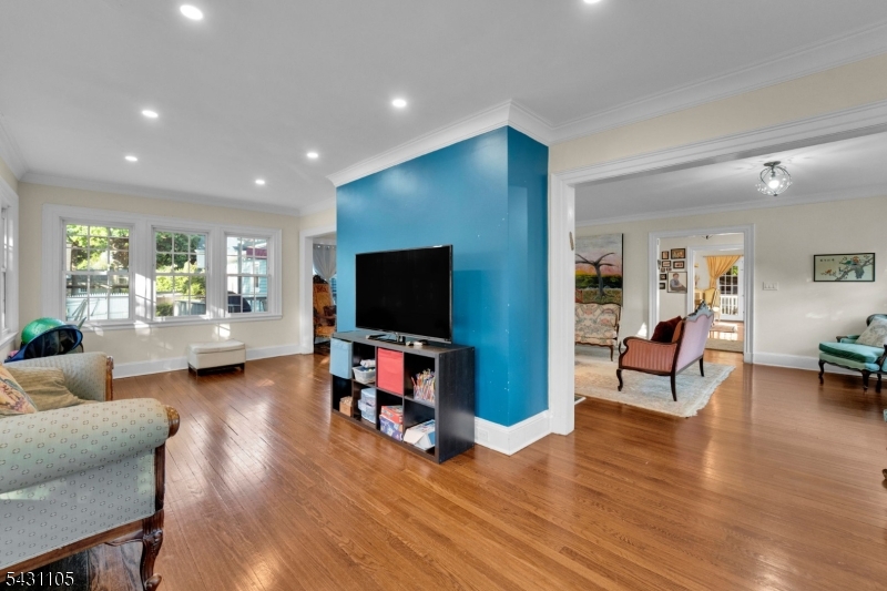 833 Salem Ave