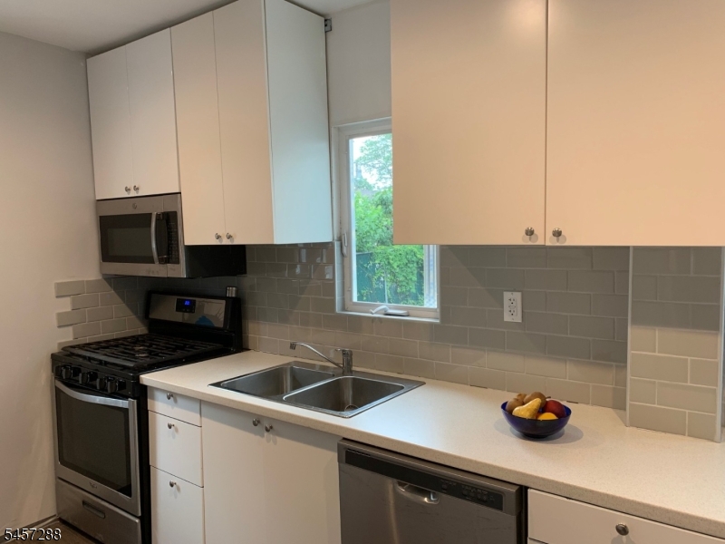 97 Elliot Pl