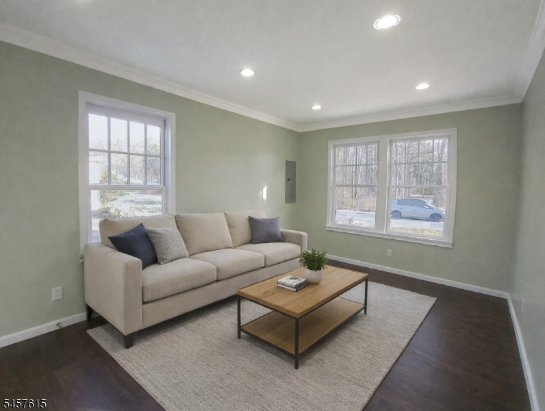27 Forest Rd
