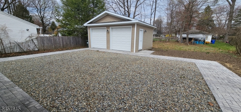 27 Forest Rd