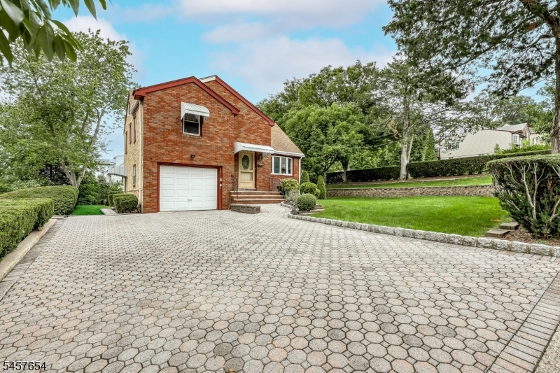 105 Arnot Pl