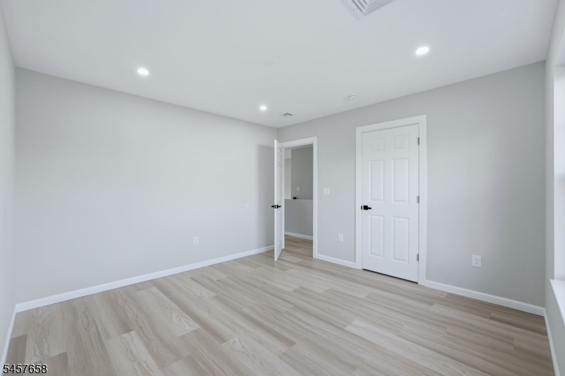 10 Delar Pkwy #B