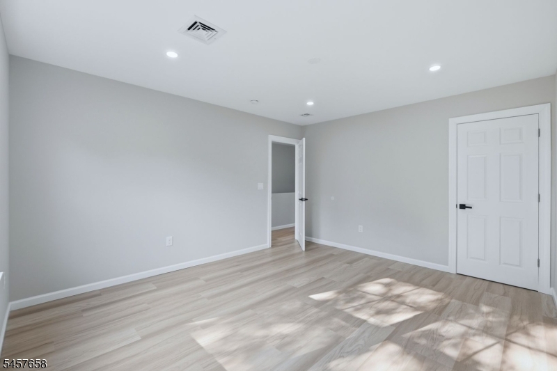 10 Delar Pkwy #B