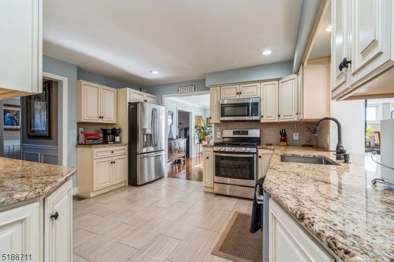 69 Vanderveer Ave