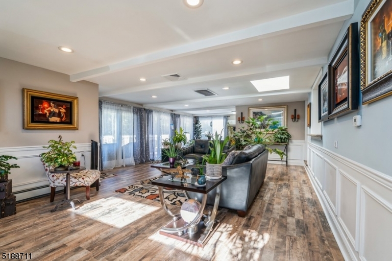 69 Vanderveer Ave