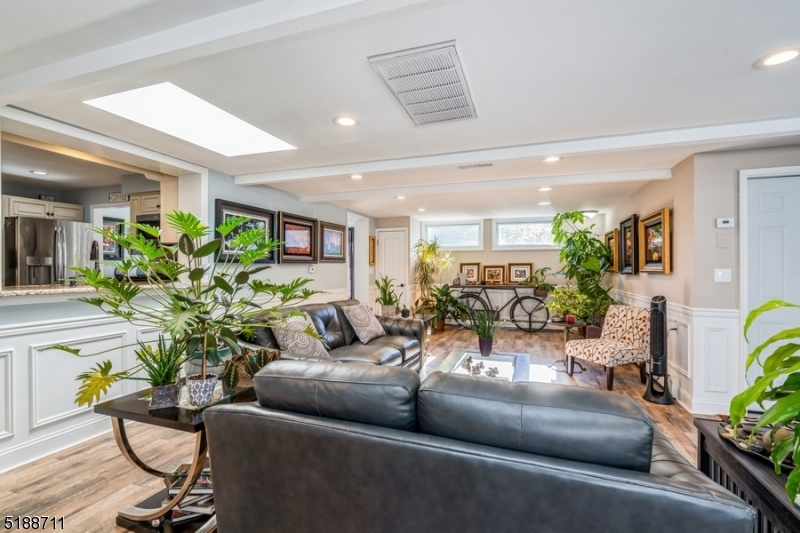 69 Vanderveer Ave