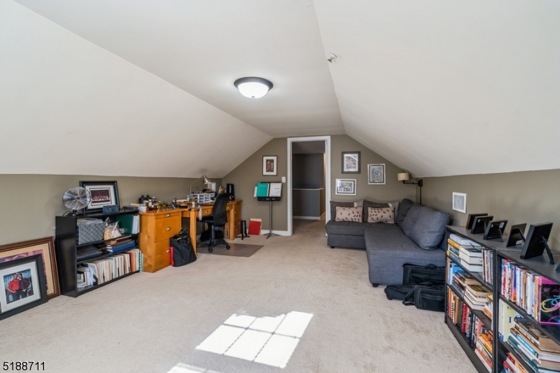 69 Vanderveer Ave