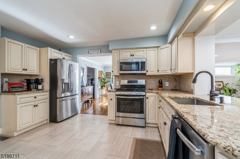 69 Vanderveer Ave