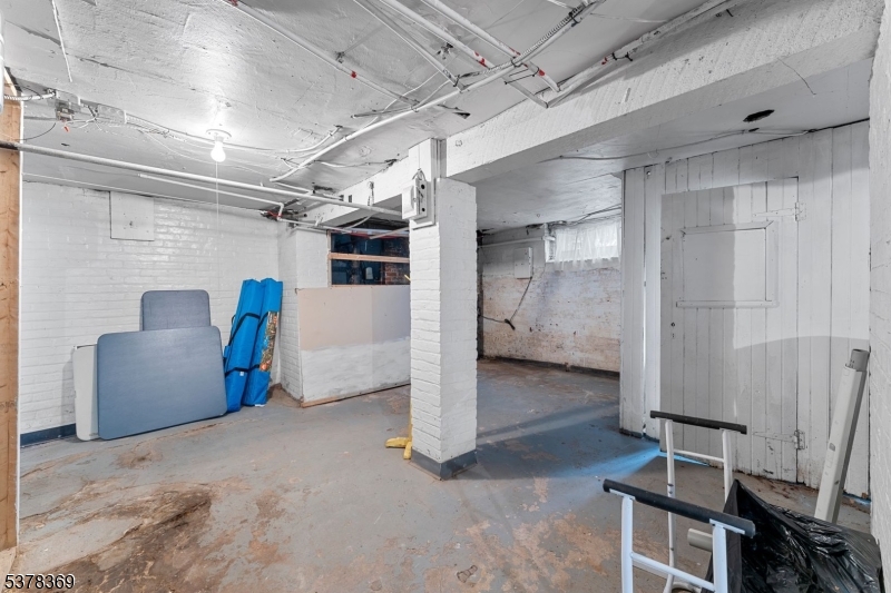 78 Girard Pl
