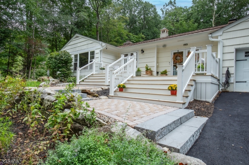 119 W Valley Brook Rd