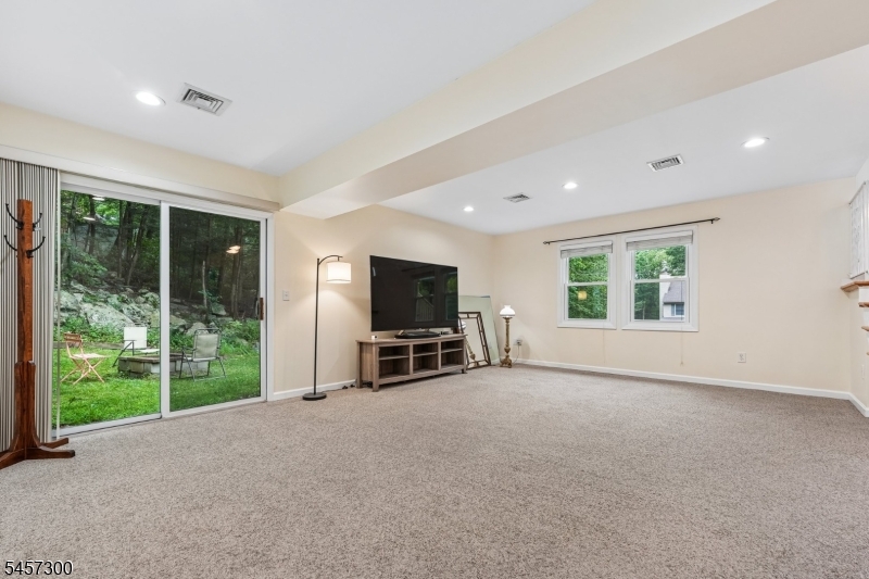84 Fairlawn Dr