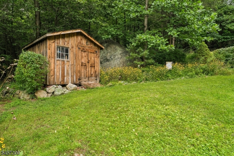 84 Fairlawn Dr