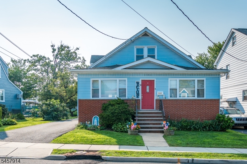 1331 Center St