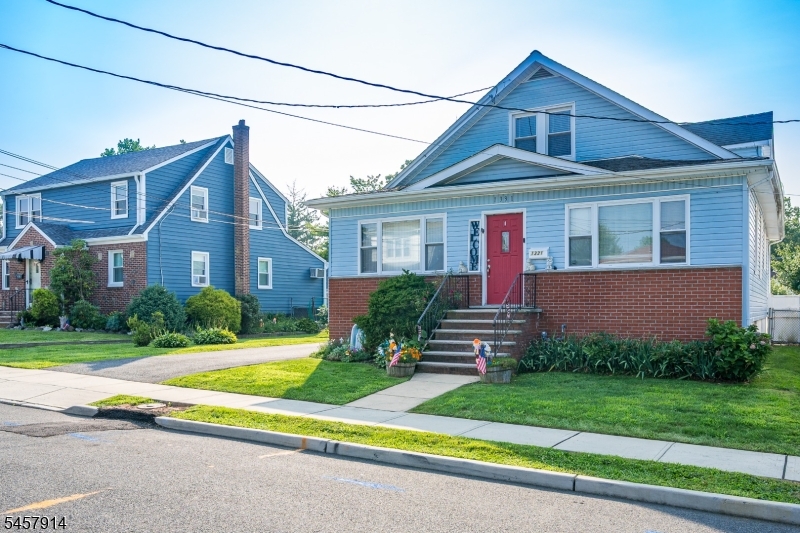 1331 Center St