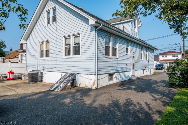 1331 Center St