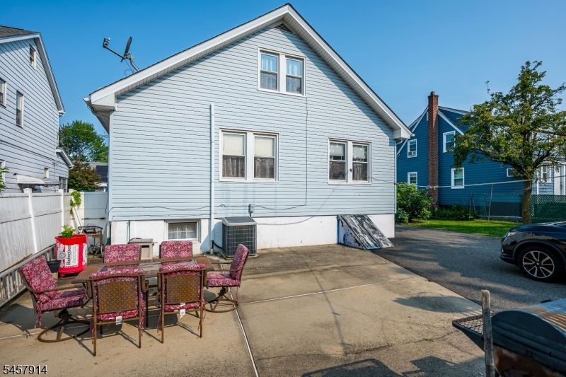 1331 Center St