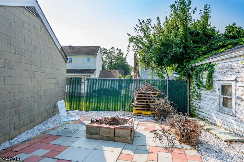 1331 Center St