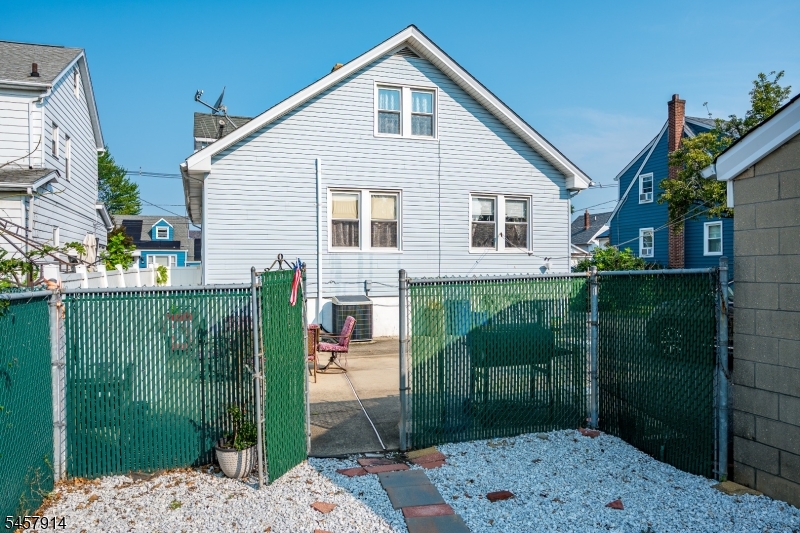 1331 Center St