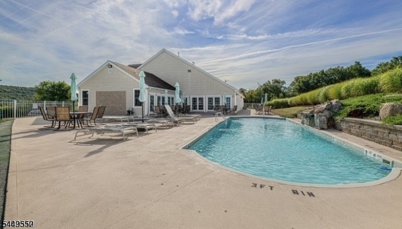 11 Fairchild Ln #11