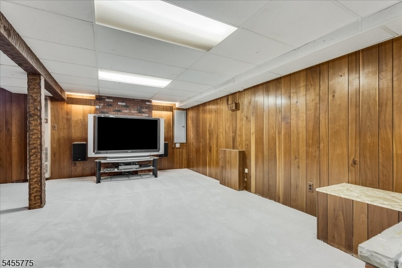 15 Oak Ln
