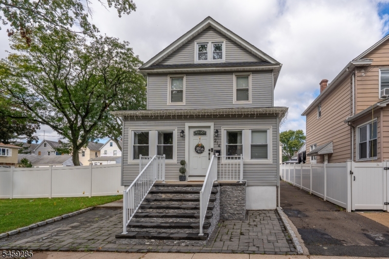 214 W 17Th St