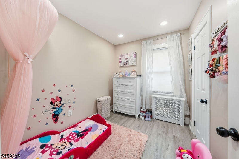 214 W 17Th St