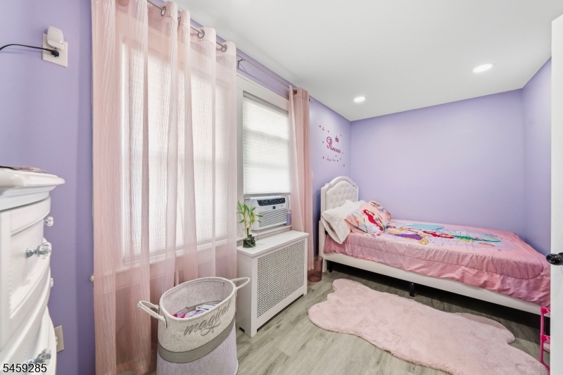 214 W 17Th St