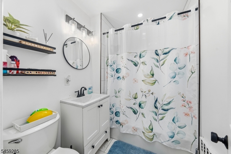 214 W 17Th St
