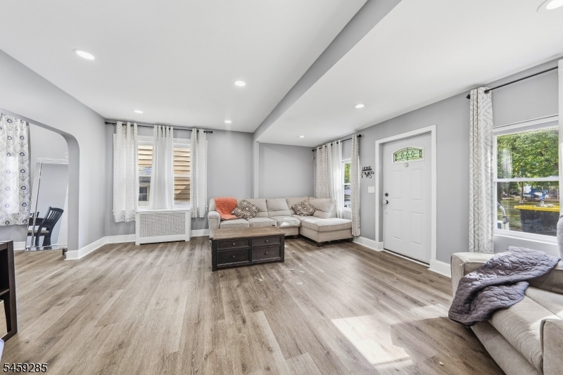 214 W 17Th St