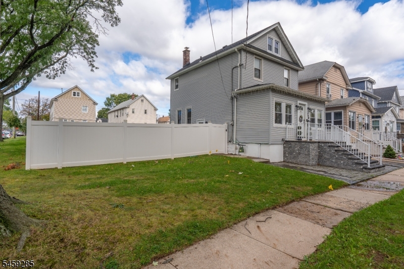214 W 17Th St