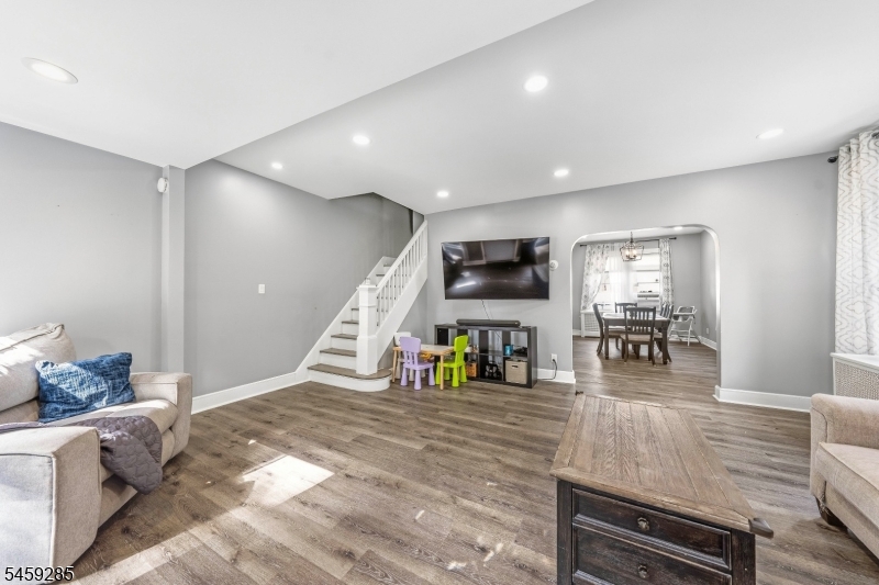 214 W 17Th St