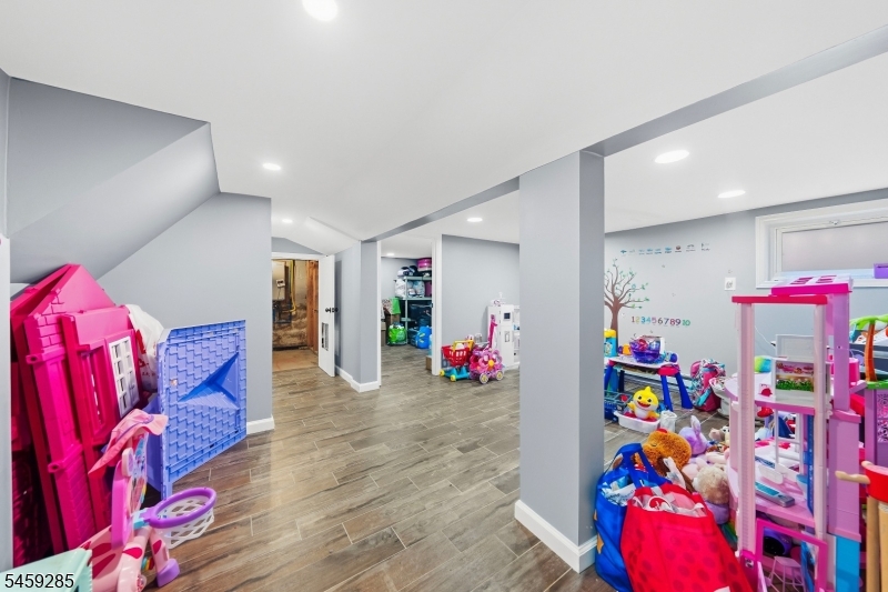 214 W 17Th St
