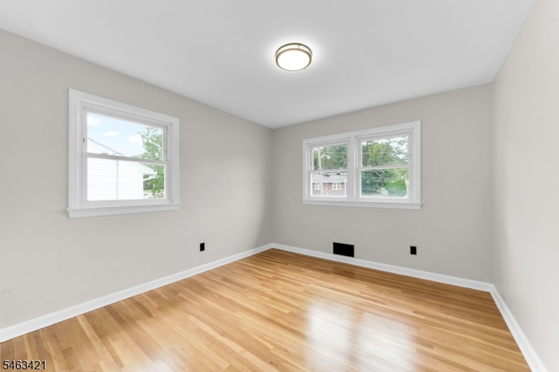 33 Woodhull Ave