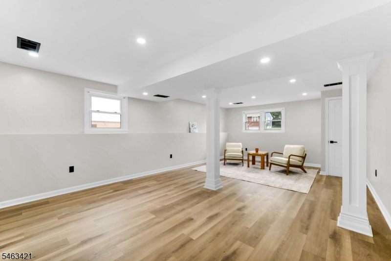 33 Woodhull Ave