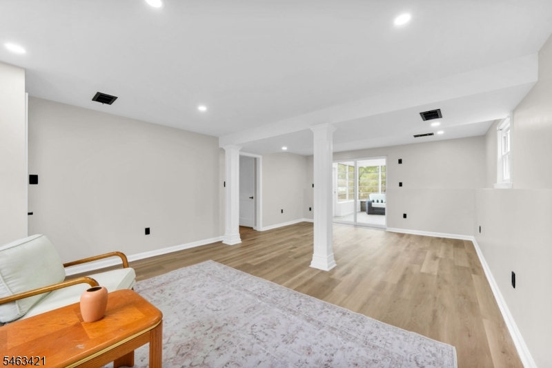 33 Woodhull Ave