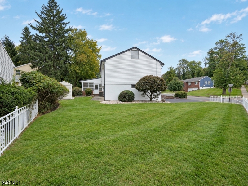 33 Woodhull Ave