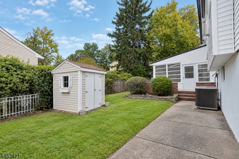 33 Woodhull Ave