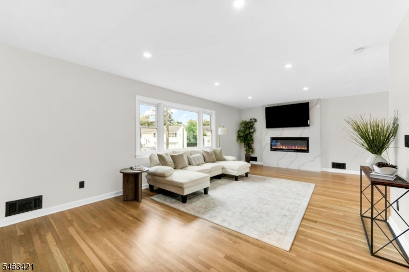 33 Woodhull Ave