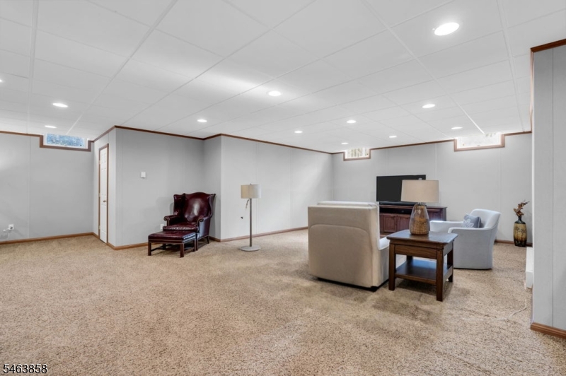 28 Meadow Ridge Ln