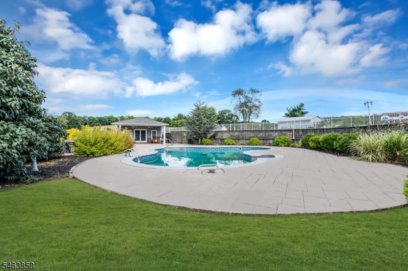 28 Meadow Ridge Ln